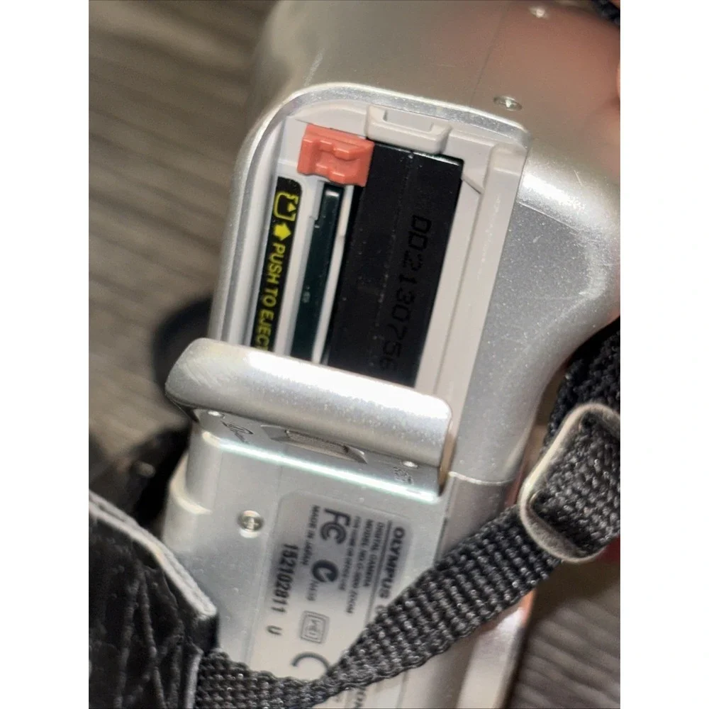 Olympus CAMEDIA C-5000 ZOOM Digital Camera 5.0MP - Silver -‎ Untested No Charger